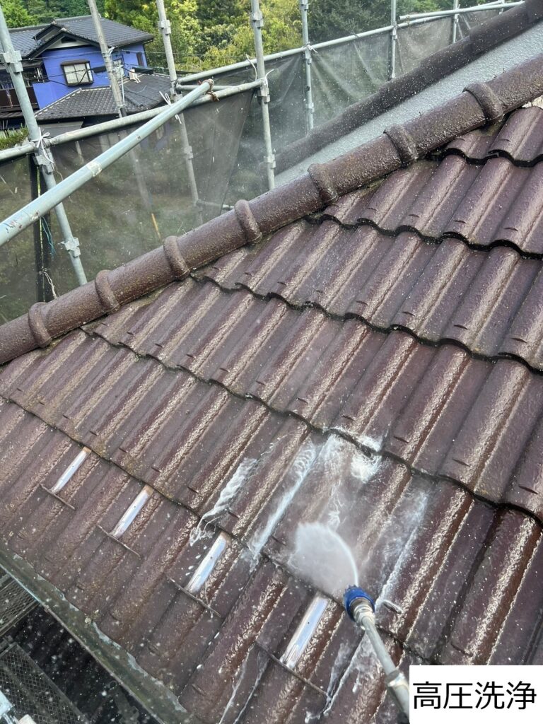 屋根の高圧洗浄作業は、せっかく塗装した塗料がたった数年で剥がれてしまわないように、屋根の表面にある古い塗膜を取り除くために行います。